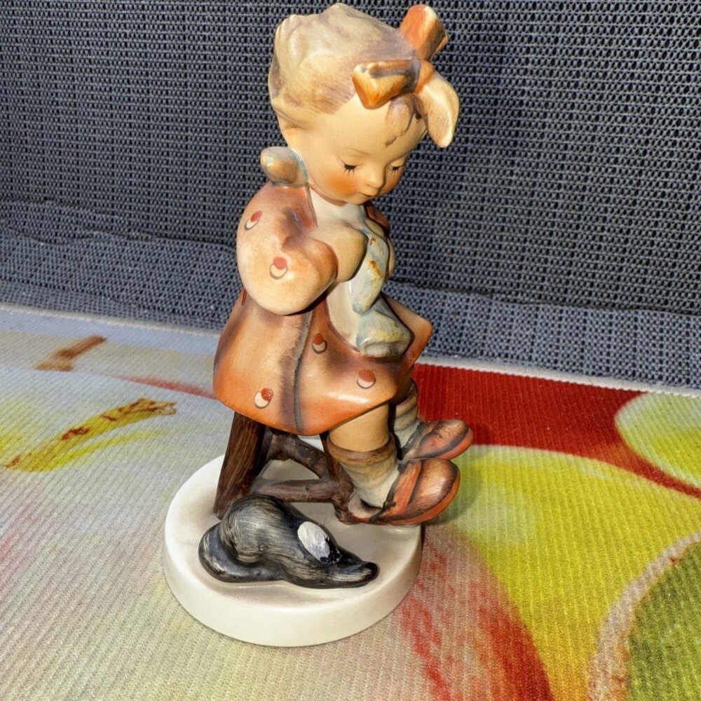 Hummel Porcelain Figurine "Mothers Helper" #133 TMK6  W. Germany